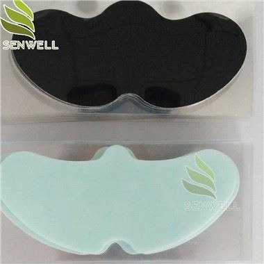 Lột bỏ miếng dán mũi để loại bỏ mụn đầu đen